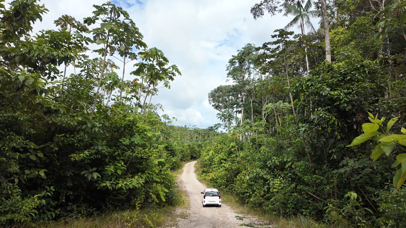 Sur la piste de Paul Isnard du côté de Saint-Laurent-du-Maroni (Guyane) : quand l'image révèle les relations des sociétés guyanaises à leur sous-sol.