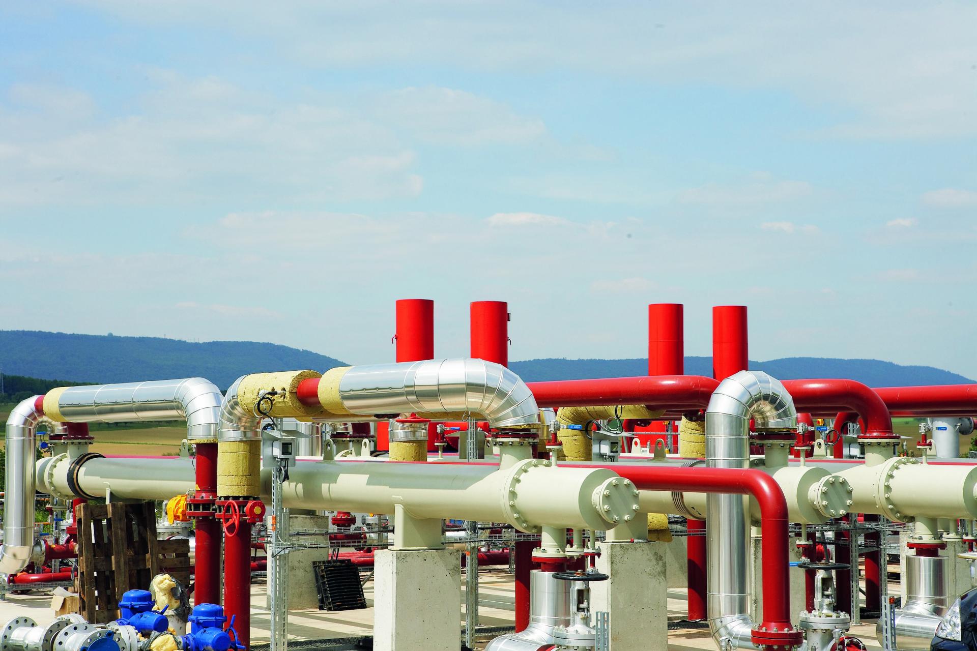 La centrale géothermique de Soultz-sous-Forêts en 2008. Vue sur les échangeurs de chaleur. Soultz est un site pilote pour mettre au point la technologie de géothermie profonde EGS ("Enhanced Geothermal System" ou "système géothermie stimulé") (Soultz-sous-Forêts, Bas-Rhin, France, 2008).© BRGM La centrale géothermique de Soultz-sous-Forêts