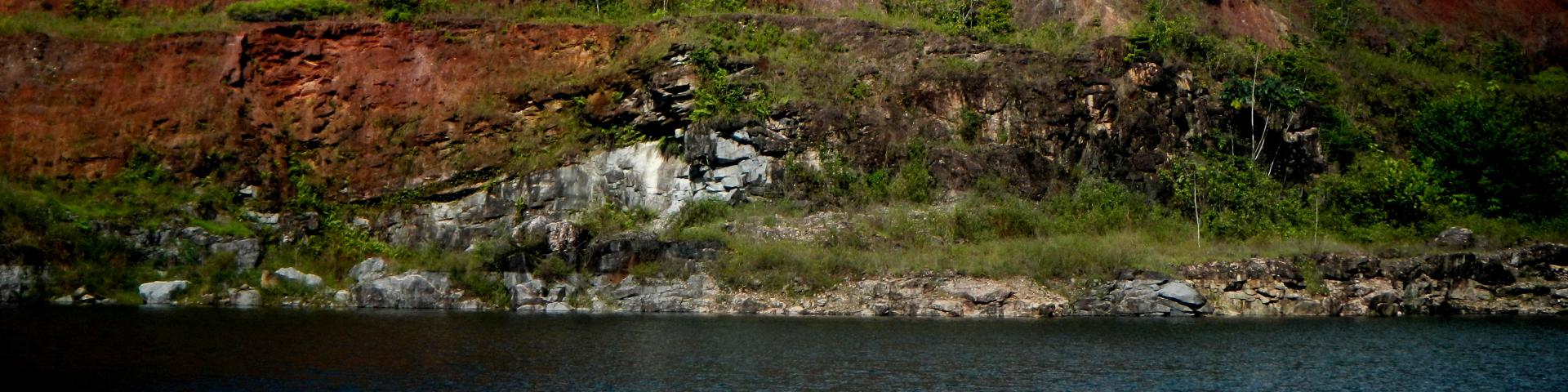 Un filon pegmatitique dans la région de Kourou. Ces formations pegmatitiques, lorsqu’elles sont enrichies en Nb-Ta, correspondent aux sources des nombreux "placers" à columbo-tantalite (Nb-Ta) localisés dans le domaine nord-guyanais (Guyane, 2013).© BRGM - Matthieu Chevillard Un filon pegmatitique dans la région de Kourou