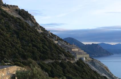 Sur la côte ouest du Cap Corse, la mine d'amiante et l'usine de Canari, désaffectées depuis plusieurs décennies (Corse, 2022).