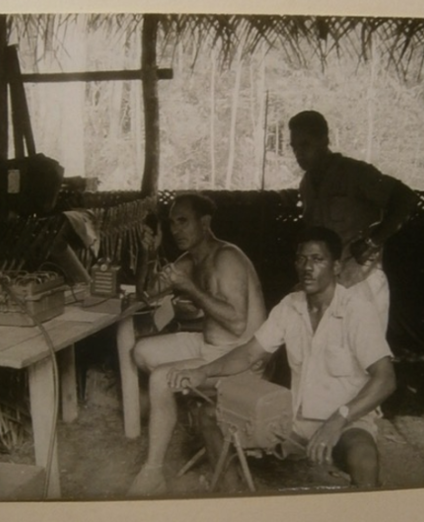 Équipe de prospecteurs du BMG « en brousse communiquant avec Cayenne au moyen d’un poste-émetteur mobile type AN-GRC/9 » (Côte 19840348/22, AN Pierrefitte-sur-Seine)