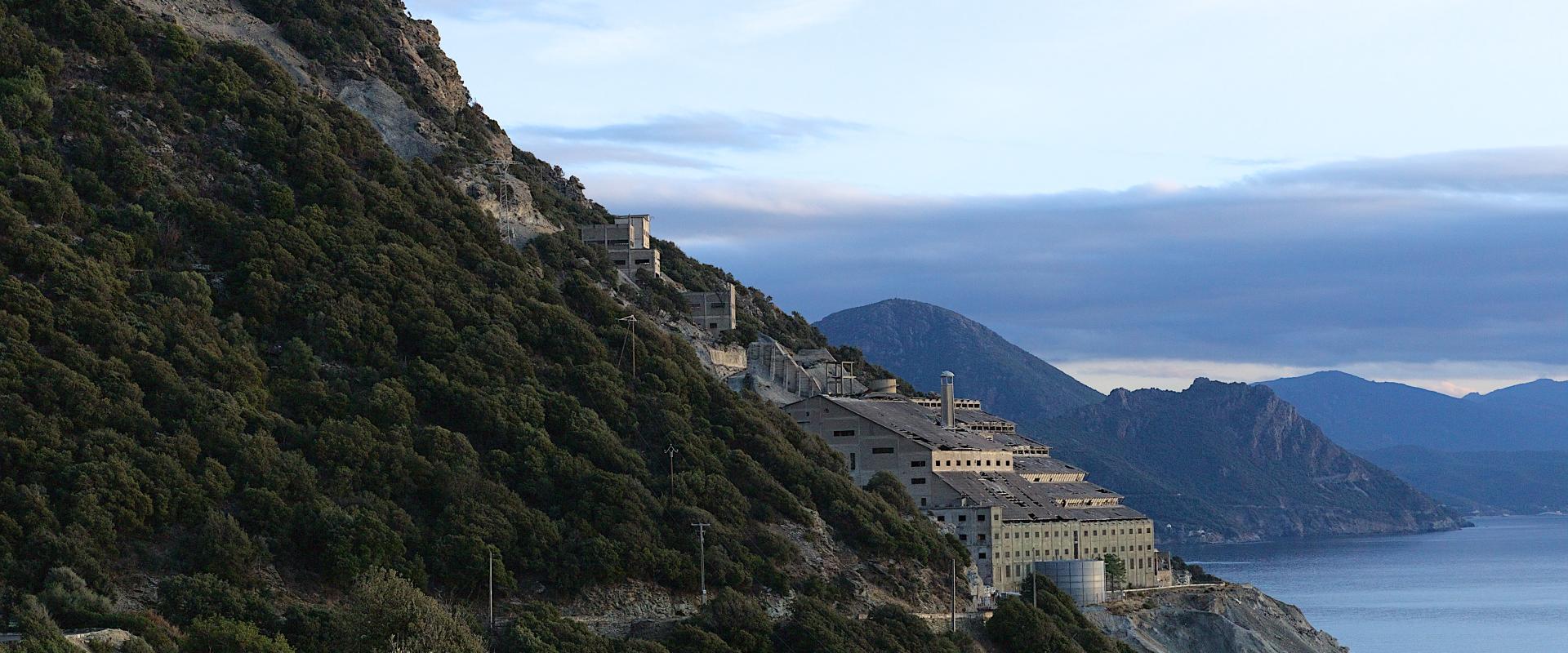 Sur la côte ouest du Cap Corse, la mine d'amiante et l'usine de Canari, désaffectées depuis plusieurs décennies (Corse, 2022).