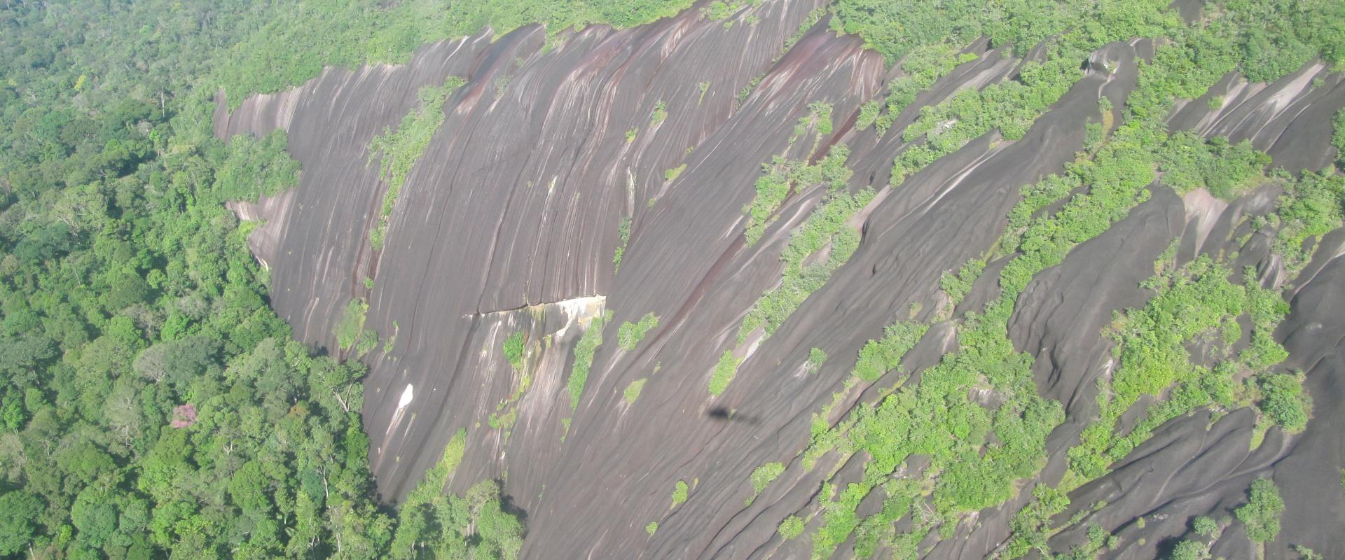 L'inselberg de la Trinité en Guyane Française.