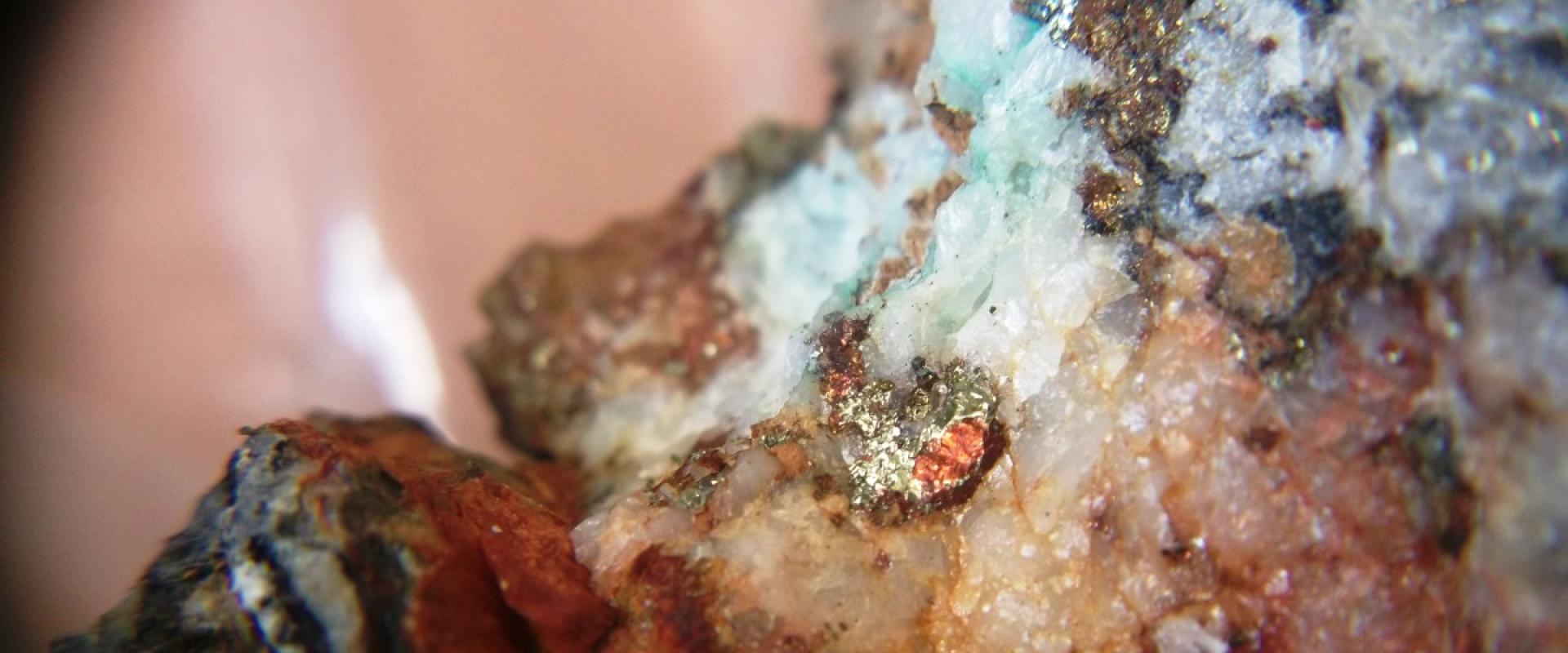Minéraux cuprifères (chalcopyrite,malachite) et quartz de l'ancienne mine d'Ao