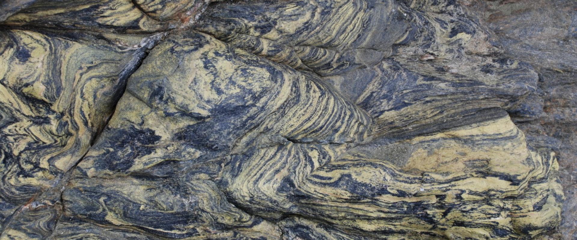 Schistes à glaucophane de l'Île de Groix (Morbihan) protégés au sein d'une réserve nationale géologique (France).