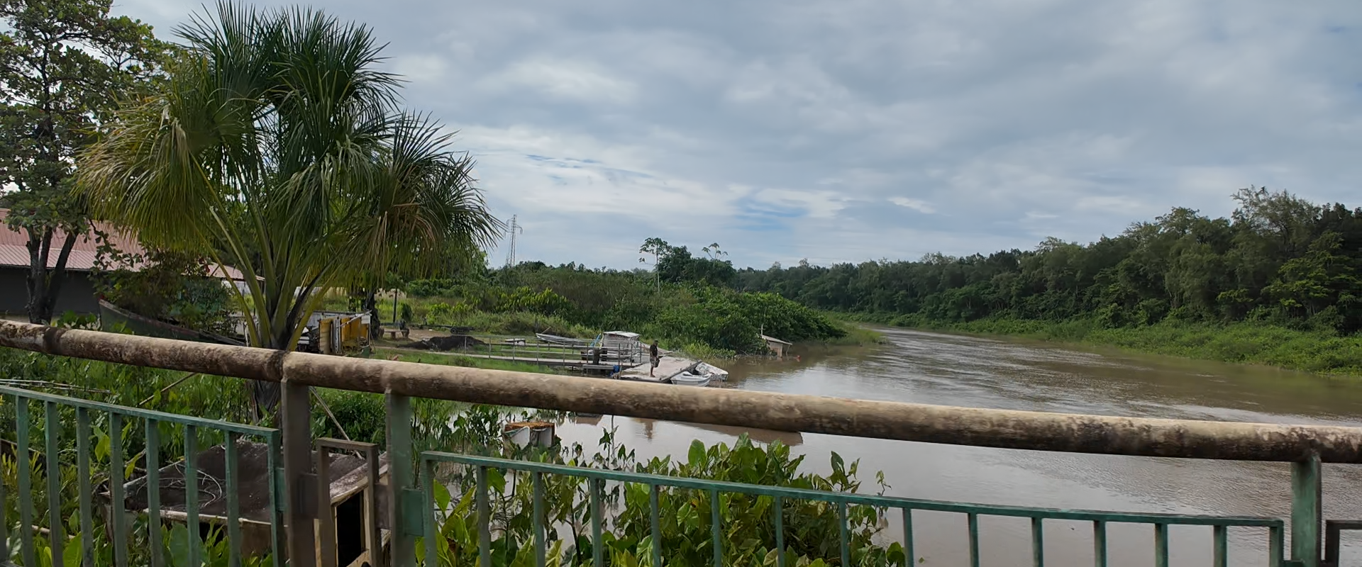 Sur la piste de Paul Isnard du côté de Saint-Laurent-du-Maroni (Guyane) : quand l'image révèle les relations des sociétés guyanaises à leur sous-sol.