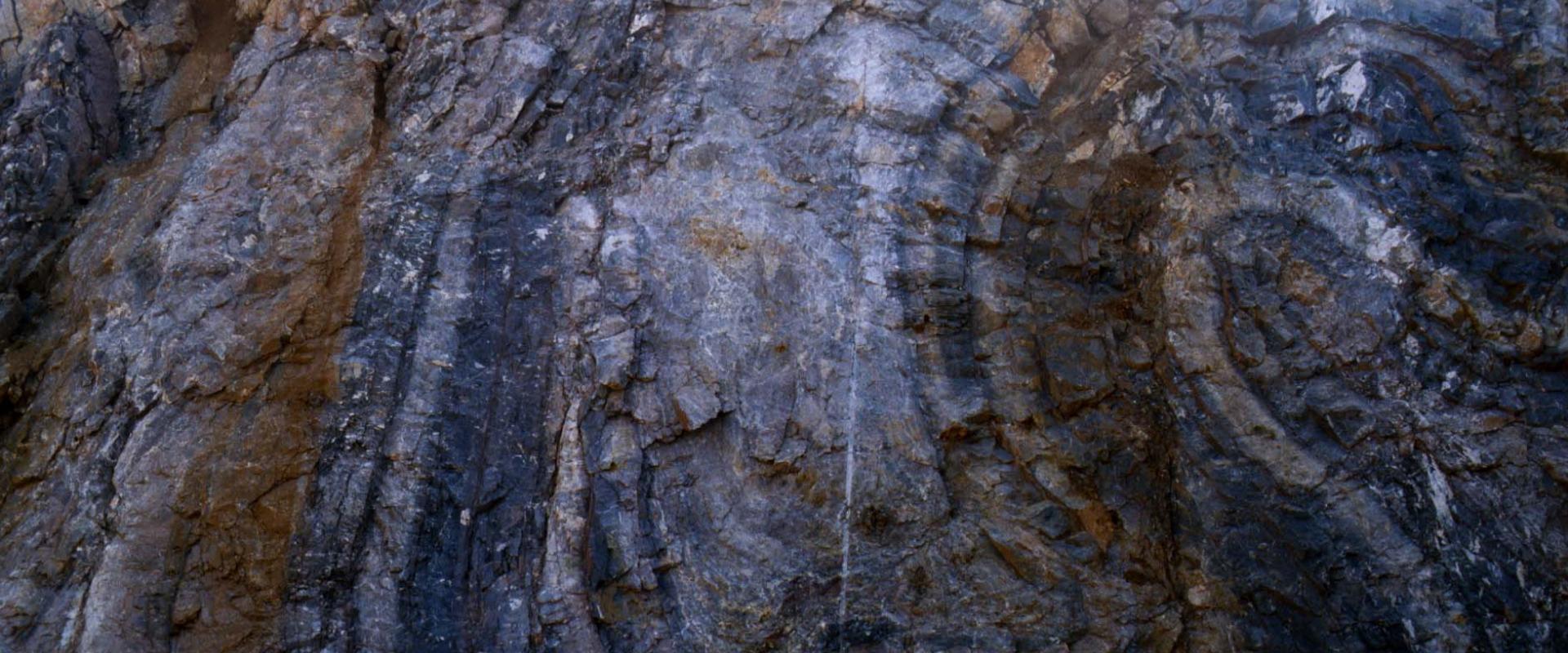 Slump métrique dans des calcaires du Viséen avec brêche calcaire résultant des premiers effets du raccourcissement varisque au front Nord de la chaîne varisque (Avesnois, Nord, 1998).