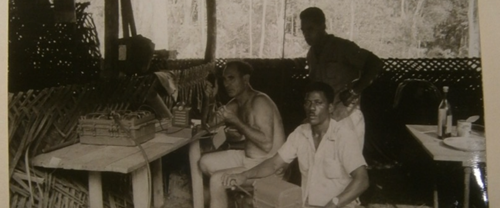 Équipe de prospecteurs du BMG « en brousse communiquant avec Cayenne au moyen d’un poste-émetteur mobile type AN-GRC/9 » (Côte 19840348/22, AN Pierrefitte-sur-Seine)