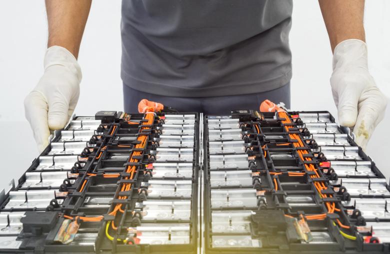 Batterie de voiture au lithium-ion usagée avant sa réparation.