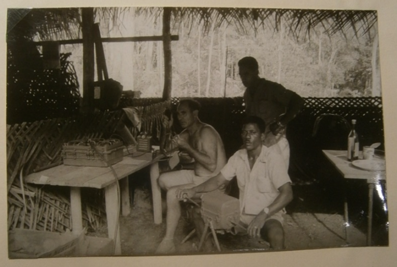 Équipe de prospecteurs du BMG « en brousse communiquant avec Cayenne au moyen d’un poste-émetteur mobile type AN-GRC/9 » (Côte 19840348/22, AN Pierrefitte-sur-Seine)